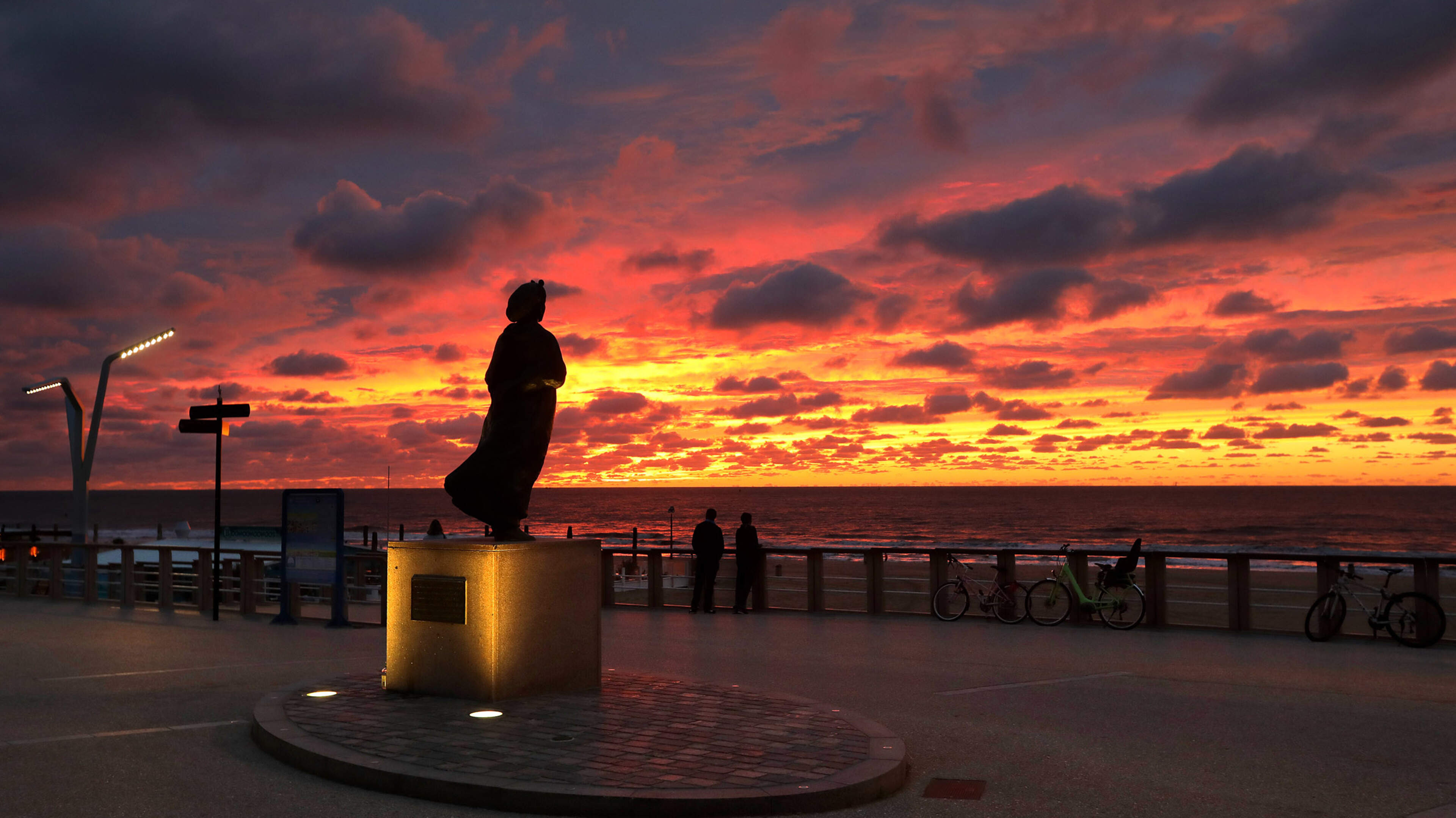 Nederlandse stranden een van de mooiste in Europa tijdens zonsondergang: zo maak je de perfecte foto